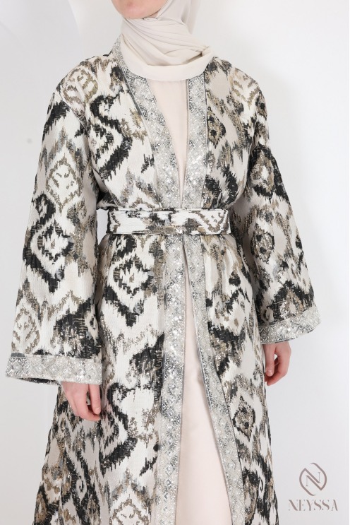 Langes Kleid und Brokatkimono, elegantes Ensemble für das Eid-Fest.