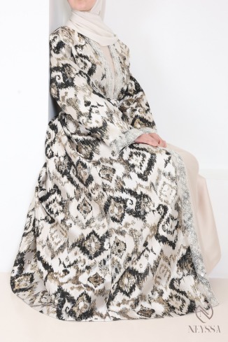 Langes Kleid und Brokatkimono, elegantes Ensemble für das Eid-Fest.