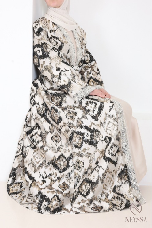 Langes Kleid und Brokatkimono, elegantes Ensemble für das Eid-Fest.