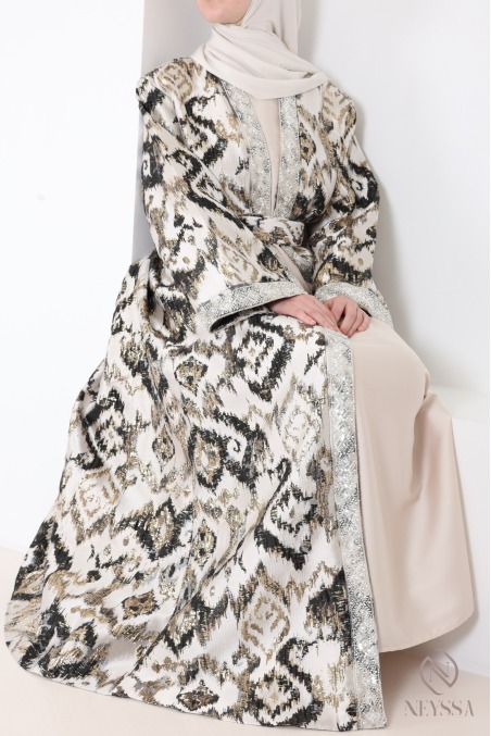 Langes Kleid und Brokatkimono, elegantes Ensemble für das Eid-Fest.