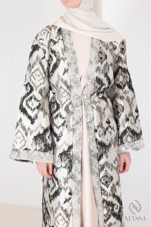 Langes Kleid und Brokatkimono, elegantes Ensemble für das Eid-Fest.