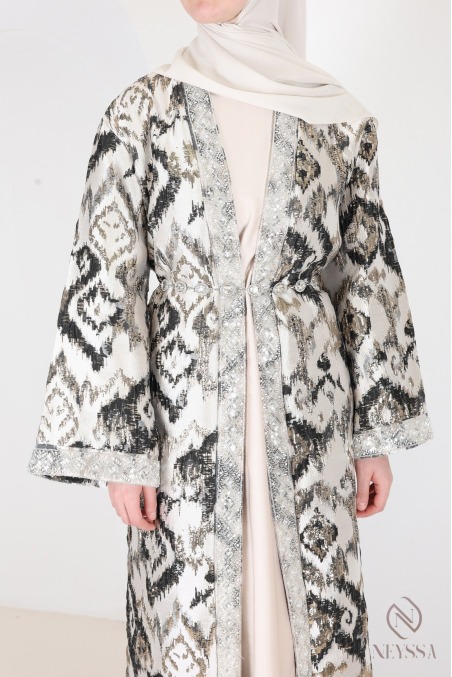 Langes Kleid und Brokatkimono, elegantes Ensemble für das Eid-Fest.