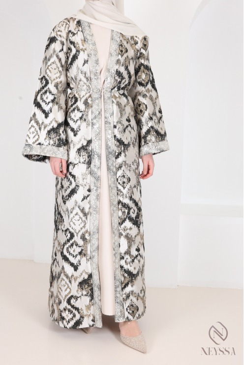 Long dress and brocade kimono, an elegant ensemble for Eid
