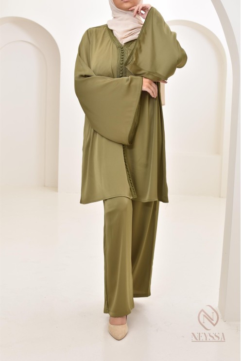 Fluid, loose-fitting tunic and pant set for women.