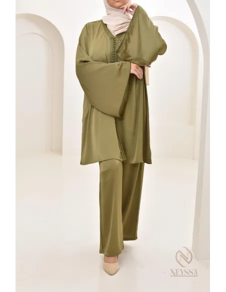 Fluid, loose-fitting tunic and pant set for women.