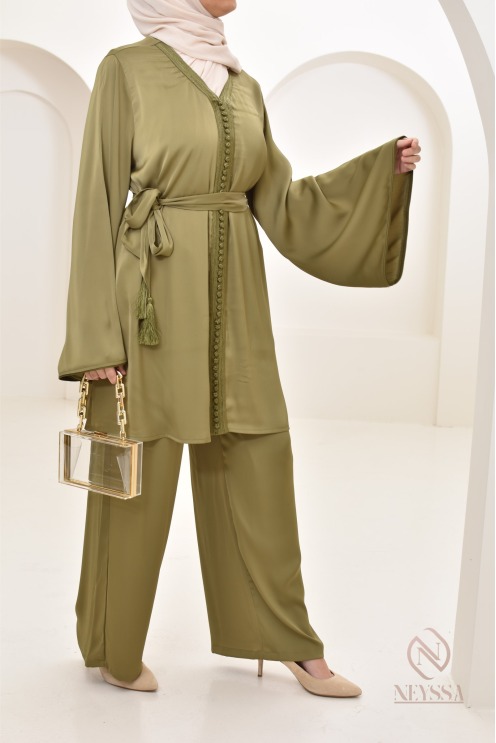 Fluid, loose-fitting tunic and pant set for women.