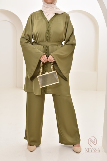Fluid, loose-fitting tunic and pant set for women.