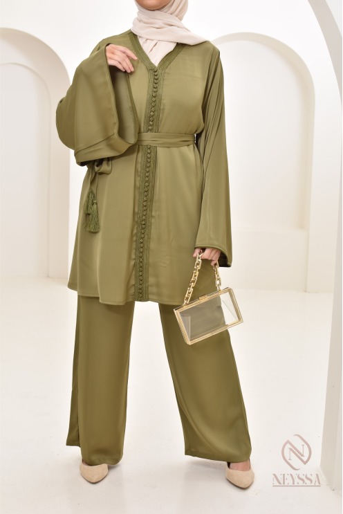 Fluid, loose-fitting tunic and pant set for women.