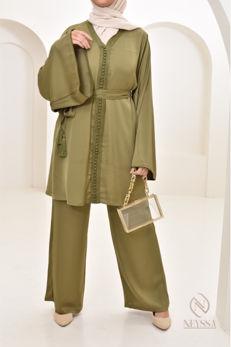 Fluid, loose-fitting tunic and pant set for women.