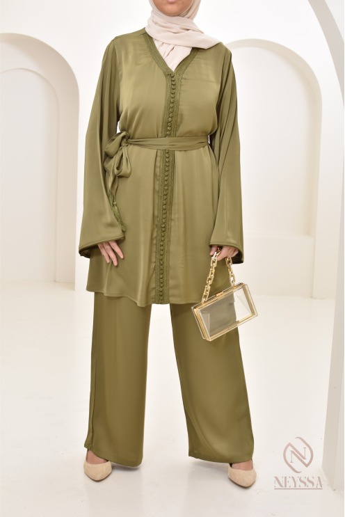Fluid, loose-fitting tunic and pant set for women.