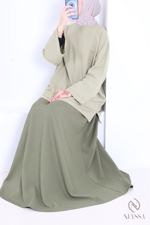 Trendy oversized long-sleeved T-shirt for hijabi women