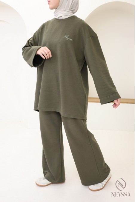 Set aus weiten Baumwollhosen und langem Oversize-T-Shirt