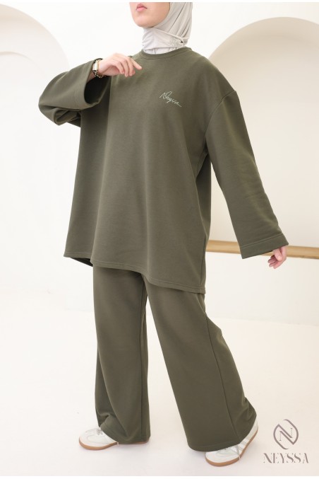 Set aus weiten Baumwollhosen und langem Oversize-T-Shirt