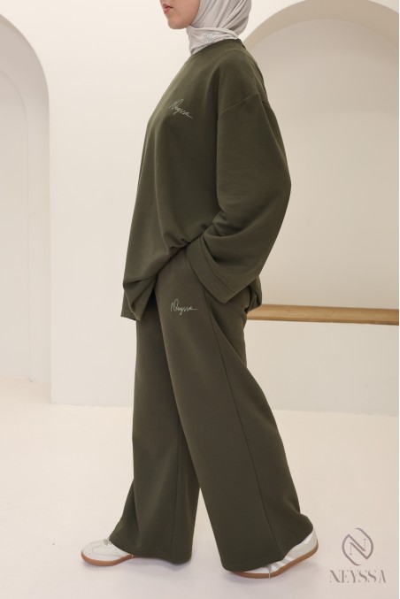 Set aus weiten Baumwollhosen und langem Oversize-T-Shirt