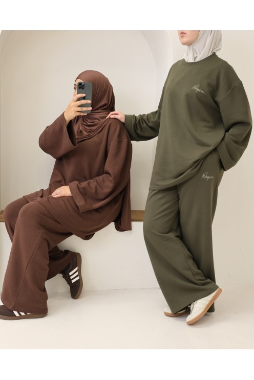 Set aus weiten Baumwollhosen und langem Oversize-T-Shirt