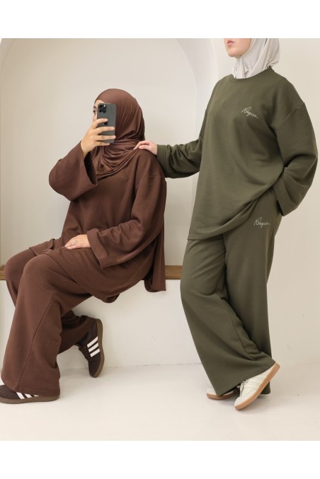 Set aus weiten Baumwollhosen und langem Oversize-T-Shirt