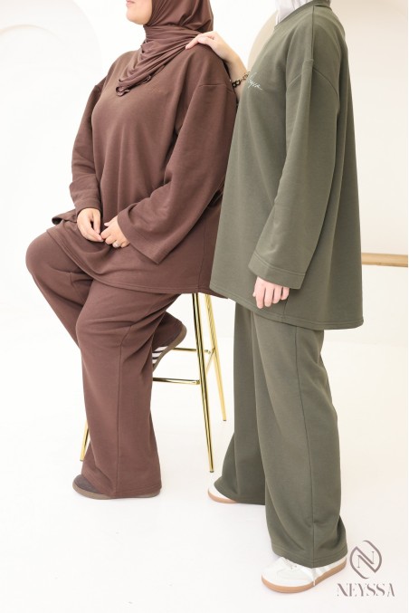 Set aus weiten Baumwollhosen und langem Oversize-T-Shirt