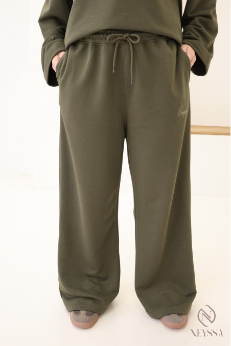 Set aus weiten Baumwollhosen und langem Oversize-T-Shirt