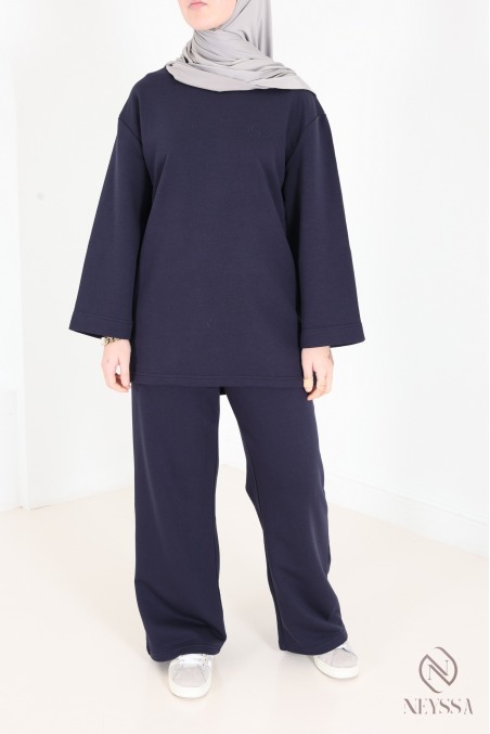 Set aus weiten Baumwollhosen und langem Oversize-T-Shirt