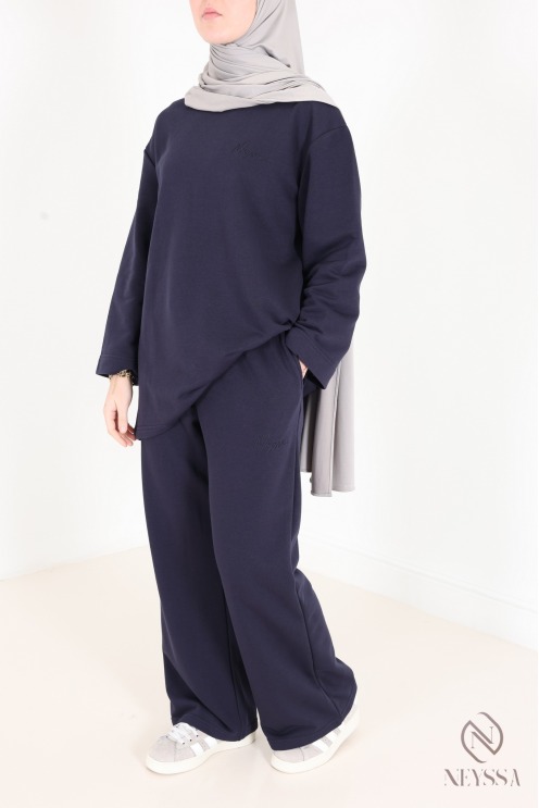 Set aus weiten Baumwollhosen und langem Oversize-T-Shirt