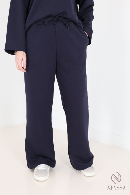 Set aus weiten Baumwollhosen und langem Oversize-T-Shirt