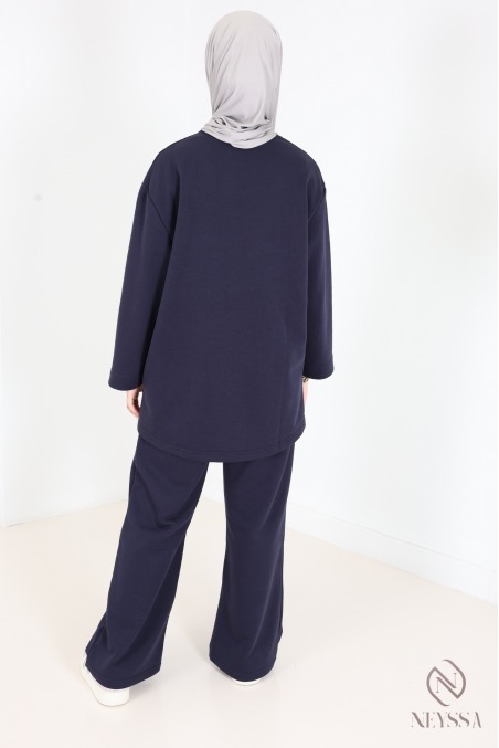 Set aus weiten Baumwollhosen und langem Oversize-T-Shirt