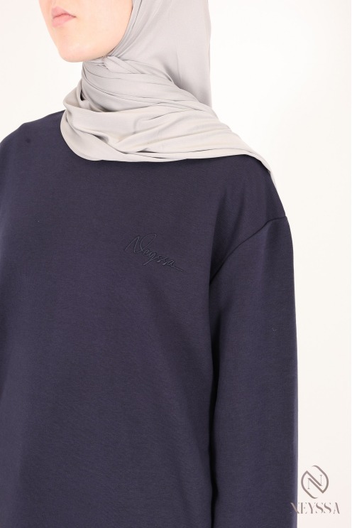 Set aus weiten Baumwollhosen und langem Oversize-T-Shirt