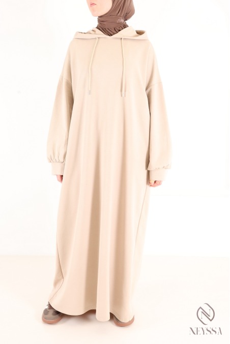 Langes, beiges Sweatkleid für sportliche Frauen