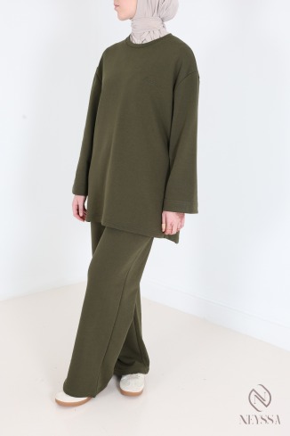 Set aus weiten Baumwollhosen und langem Oversize-T-Shirt