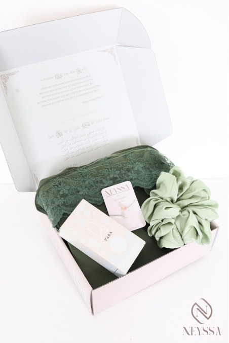 Gift box for Muslim women: prayer outfit with integrated hooded hijab