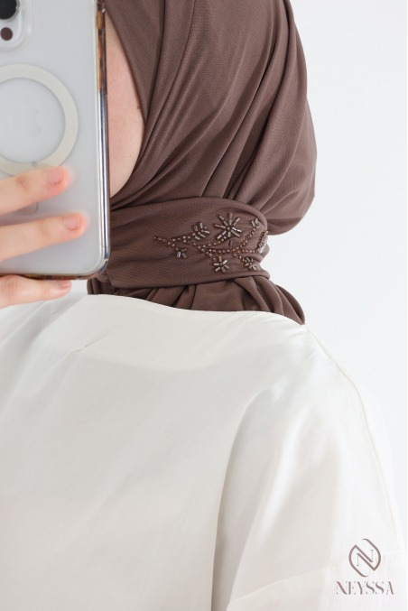 Premium-Jersey-Kapuzen-Hijab mit Knöpfen und Perlenverzierung