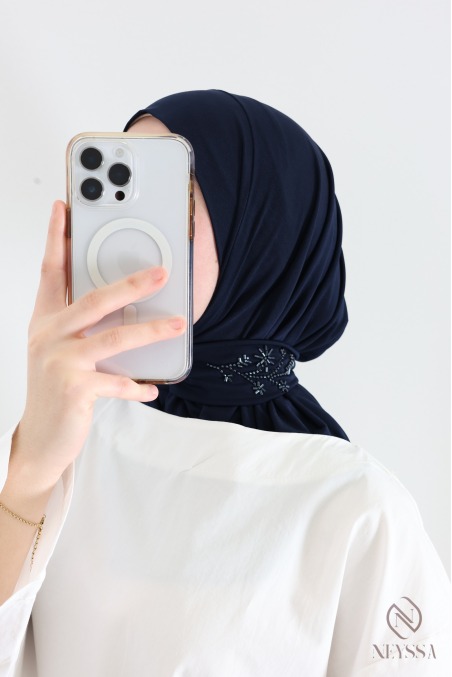 Premium-Jersey-Kapuzen-Hijab mit Knöpfen und Perlenverzierung