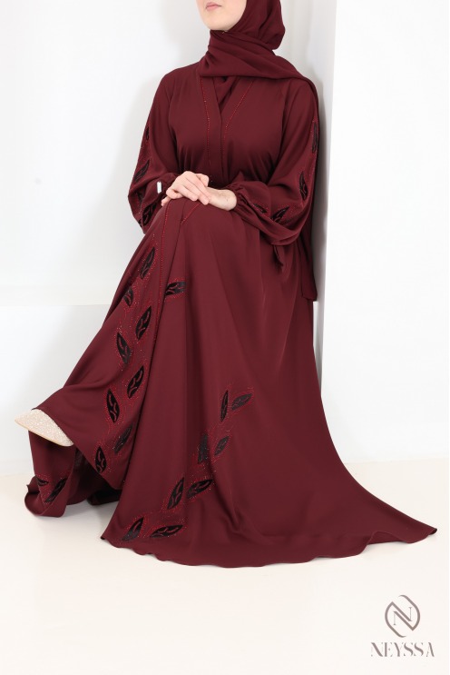 Abaya im Kimono-Stil „Dubai Bordeaux Nidah“ mit Samtstickerei, Strass