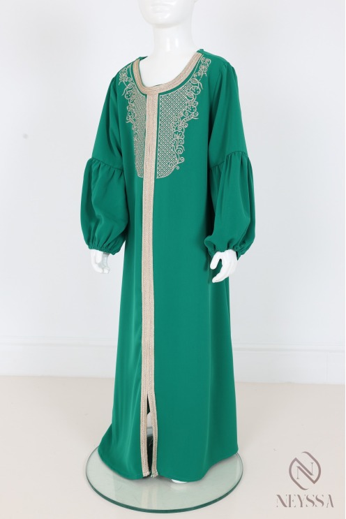 Abaya Aïd style caftan avec broderies dorées et manches bouffantes.