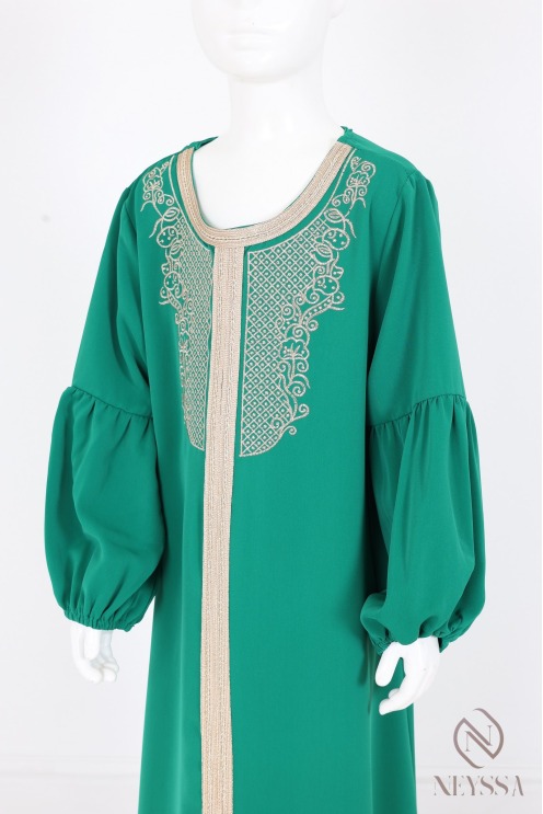 Abaya Aïd style caftan avec broderies dorées et manches bouffantes.