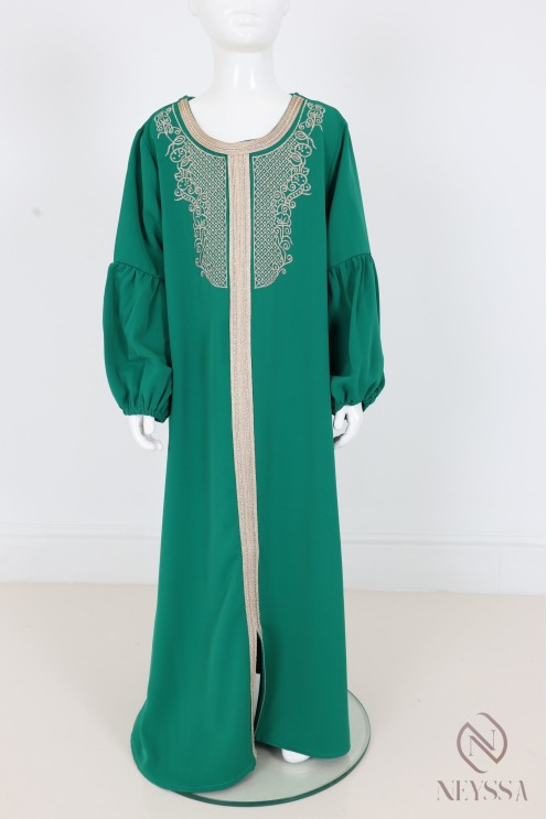 Abaya Aïd style caftan avec broderies dorées et manches bouffantes.