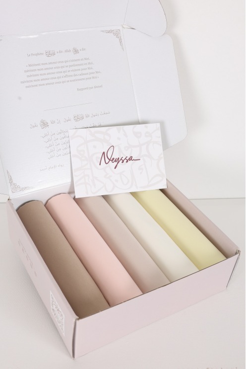 Hijab-Box jersey air Box mit Tüchern zum Verschenken.