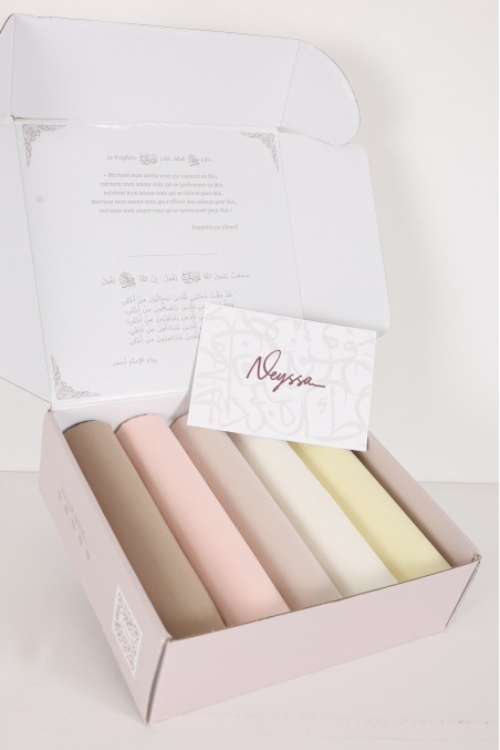 Hijab-Box jersey air Box mit Tüchern zum Verschenken.