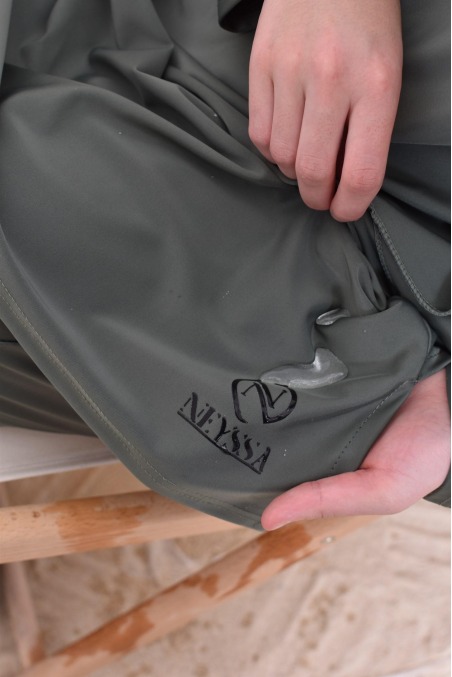 Moderner khakifarbener Burkini für Damen mit trendigem Bindegürtel