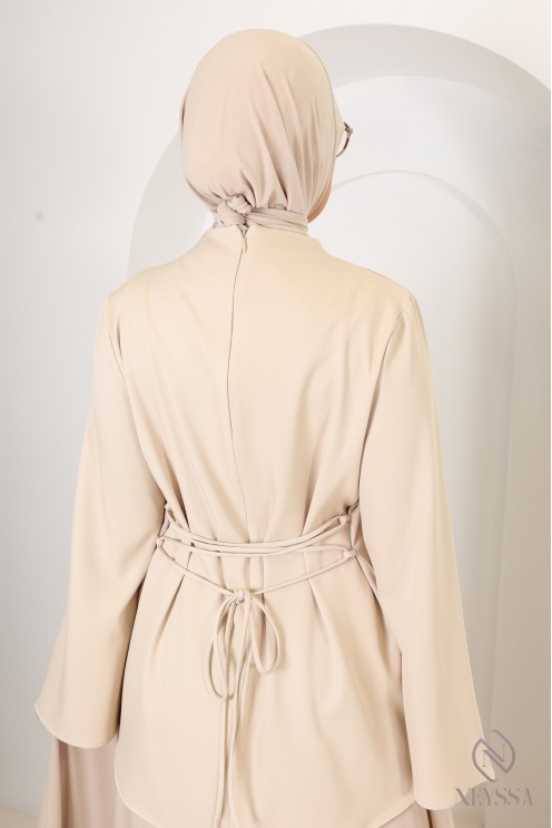 Ensemble chemise beige avec jupe longue plissée