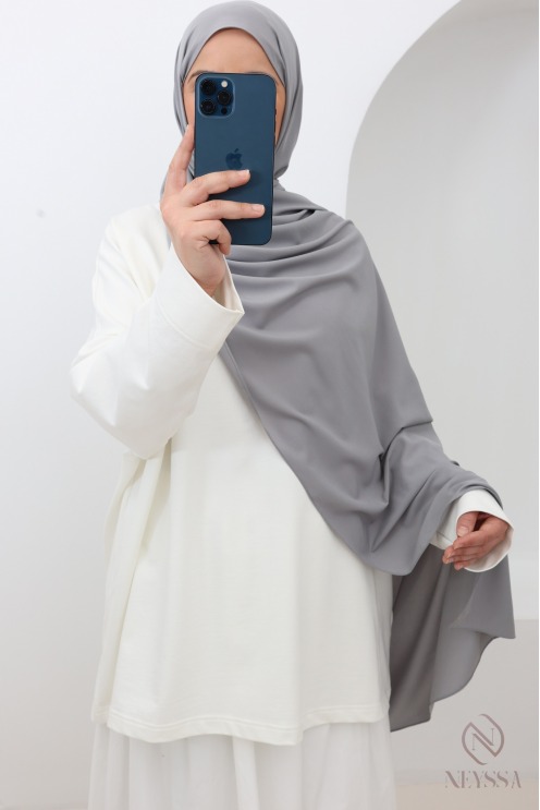 Long jersey hijab in breathable fabric, a lightweight material