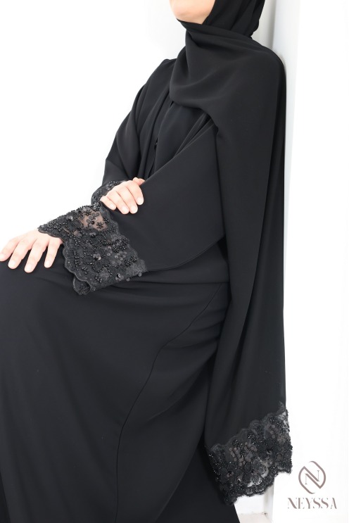 Abaya Dubai schwarz muslimische Frau mit Spitzen, Hijabi-Outfit-Idee.