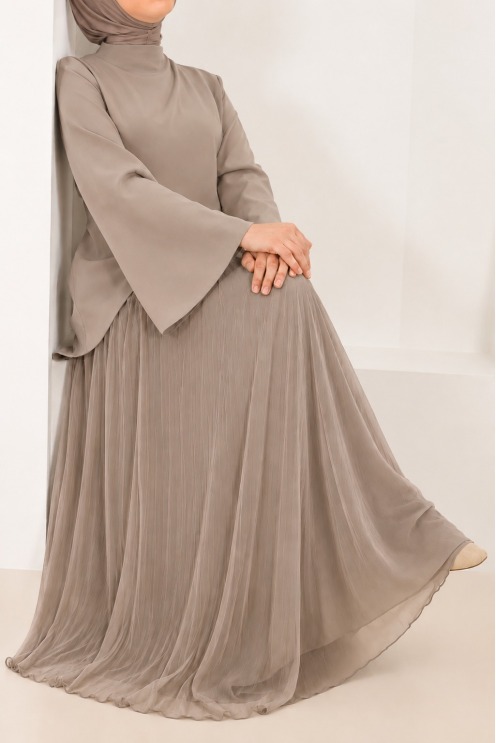 Ensemble chemise taupe avec jupe longue plissée