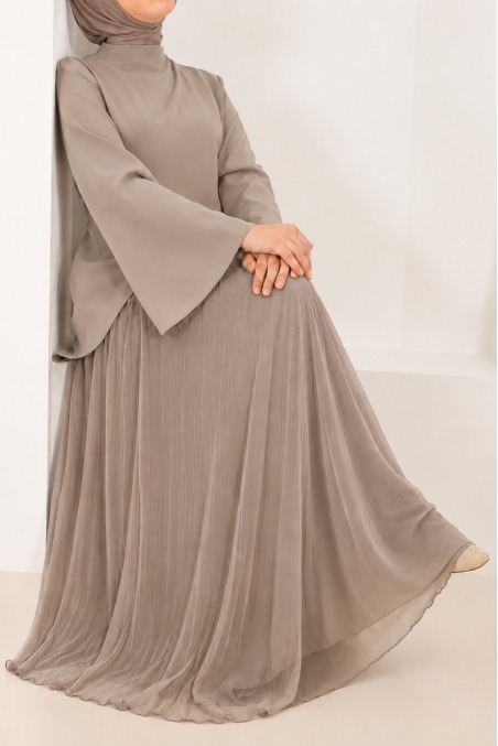 Ensemble chemise taupe avec jupe longue plissée