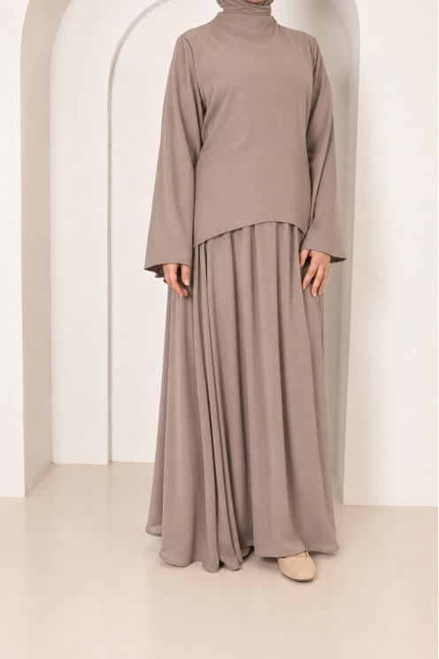 Ensemble chemise taupe avec jupe longue plissée