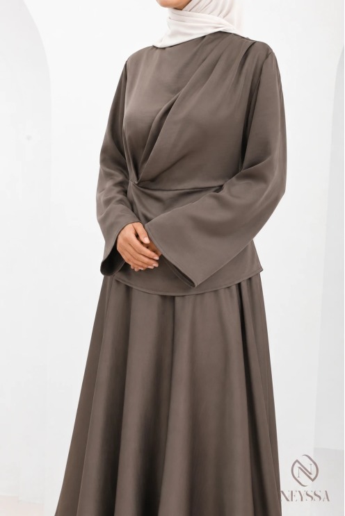 2-Piece Set: Chic Long Skirt in Flowing Taupe Fabric