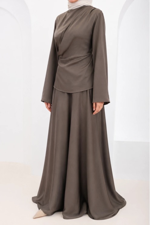 2-Piece Set: Chic Long Skirt in Flowing Taupe Fabric