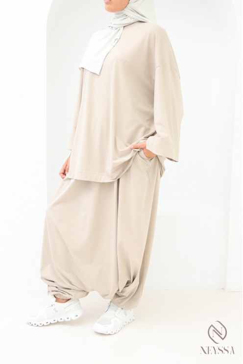 Damen-Sportoutfit mit Oversize-T-Shirt und Haremshose