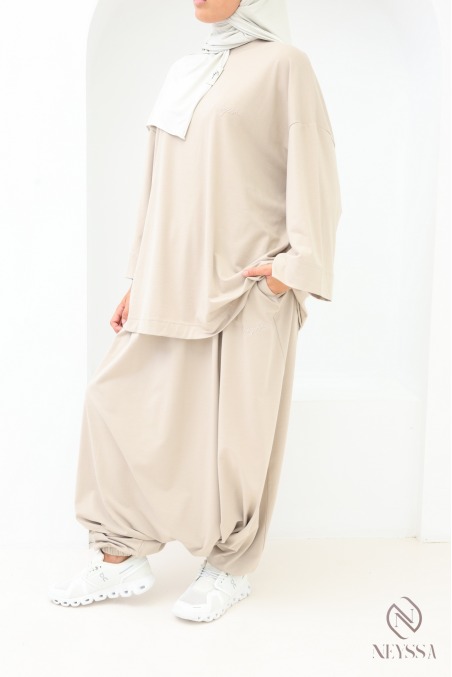 Damen-Sportoutfit mit Oversize-T-Shirt und Haremshose