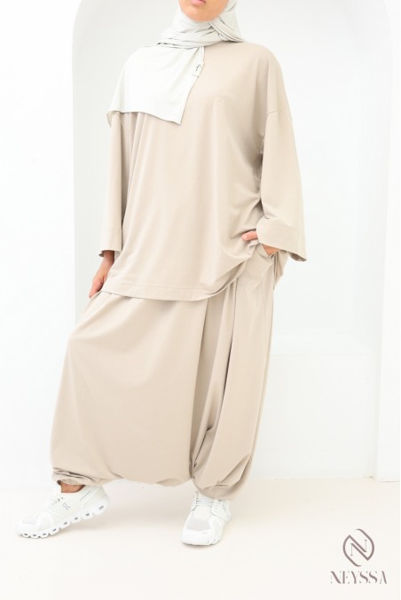 Damen-Sportoutfit mit Oversize-T-Shirt und Haremshose